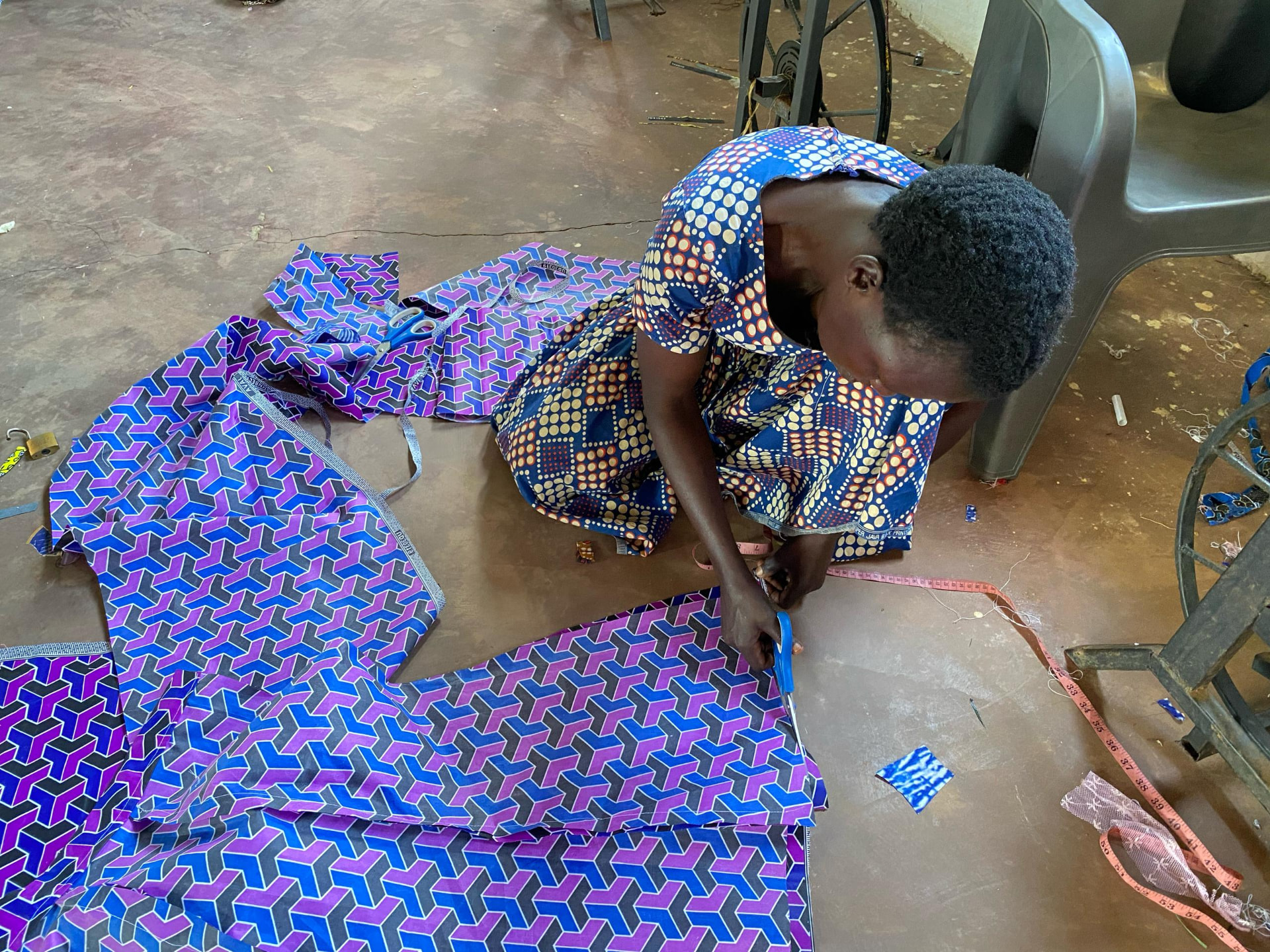 Cutting patterned fabric for tailoring